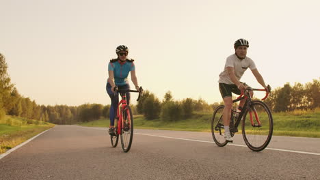 Kamerafahrt-Einer-Gruppe-Radfahrer-Auf-Einer-Landstraße.-Vollständig-Zur-Kommerziellen-Nutzung-Freigegeben.